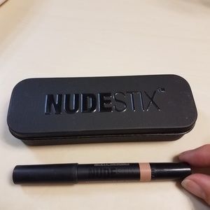 Nudestix eyeshadow stick in Putty